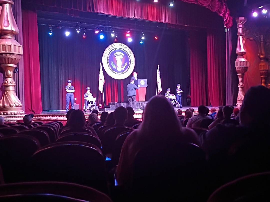 Yakov Smirnoff Show-布兰森必去景点