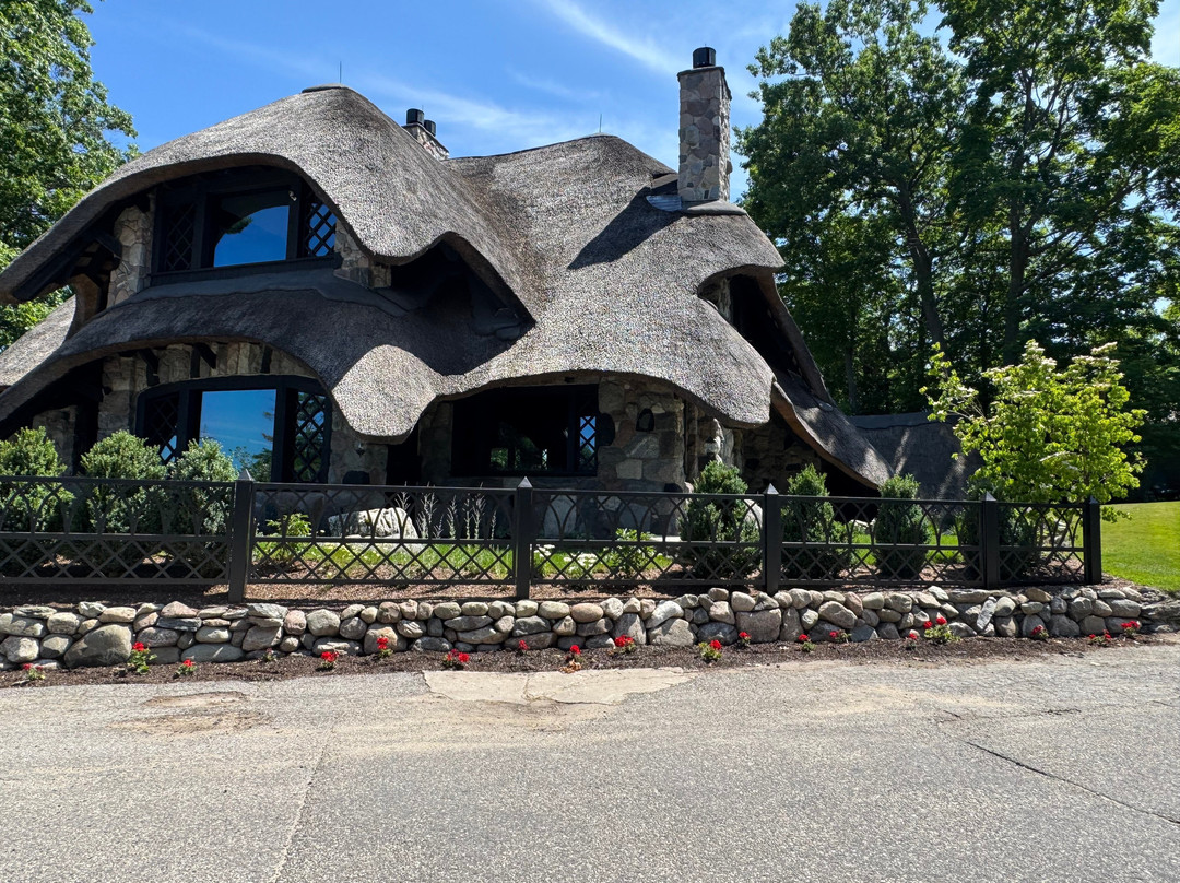 Mushroom House Tours-夏洛瓦必去景点