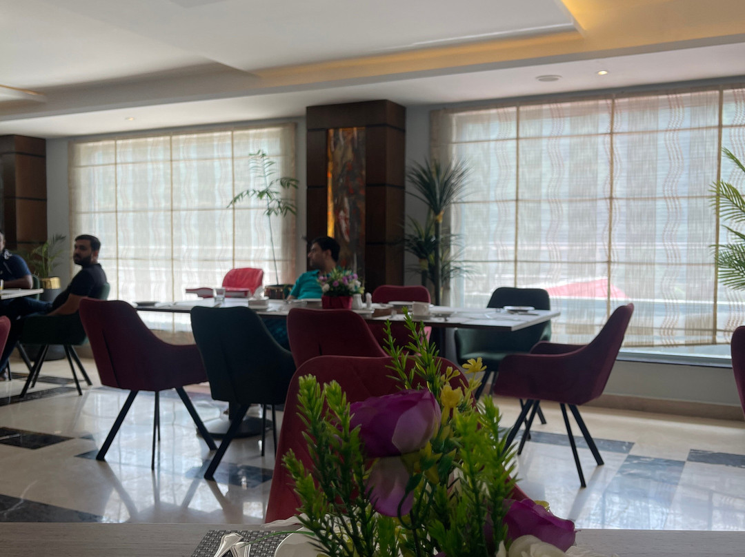 Ramada By Wyndham Murree Lower Topa Resort主图