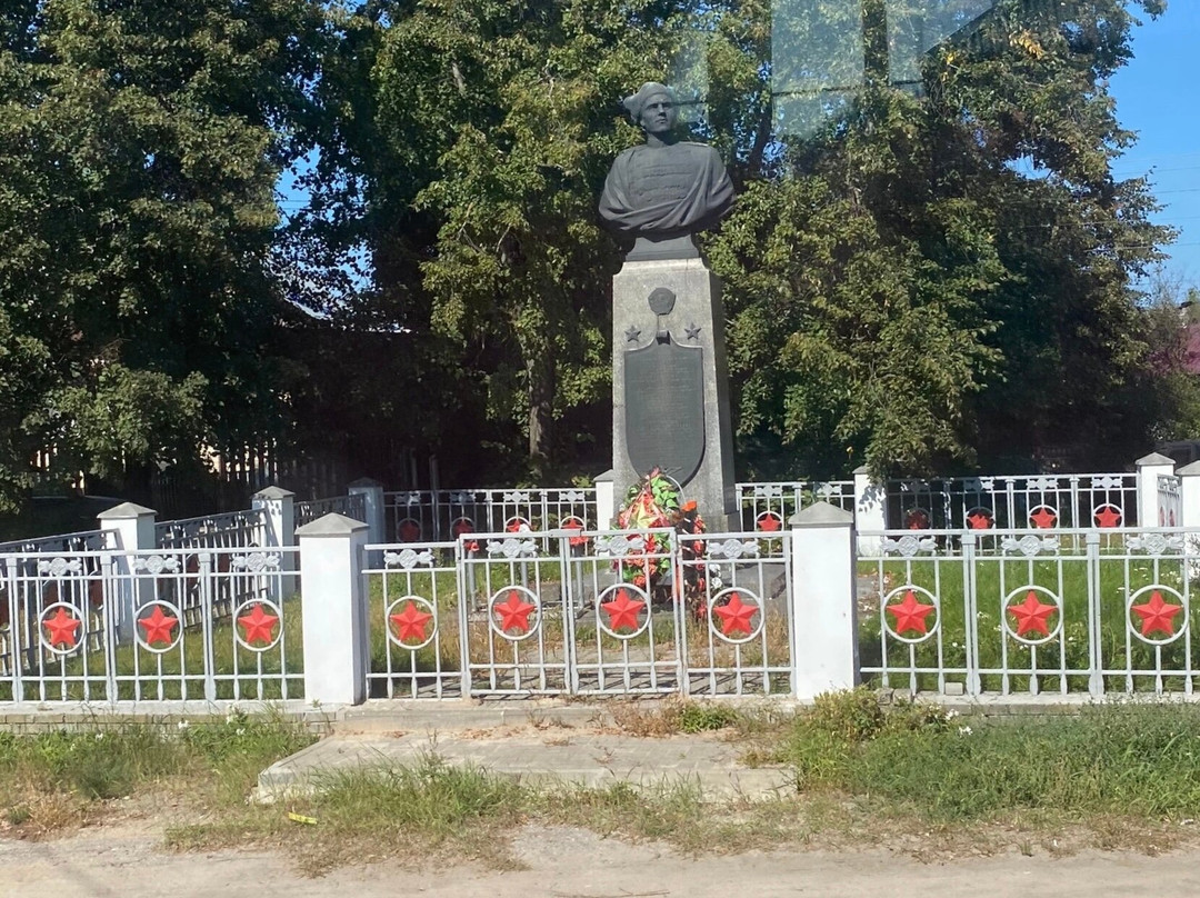 Pamyatnik-byust V.g. Ryazanovu-Bolshoye Kozino必去景点