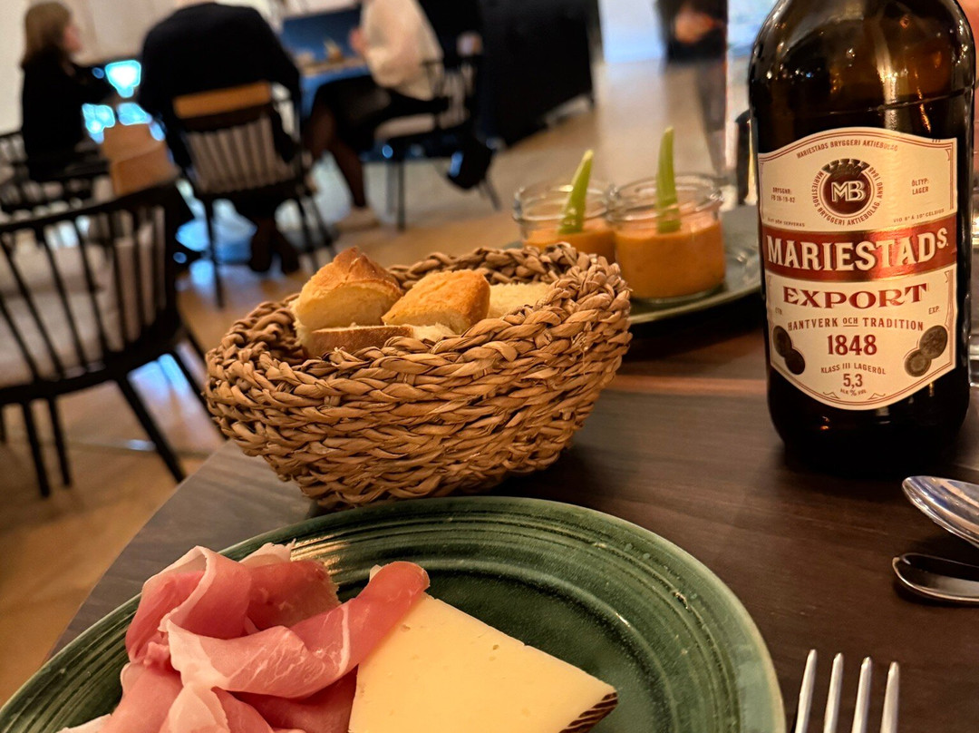 思里珍娜酒店主图