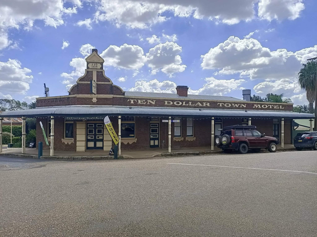 十美元镇酒店主图