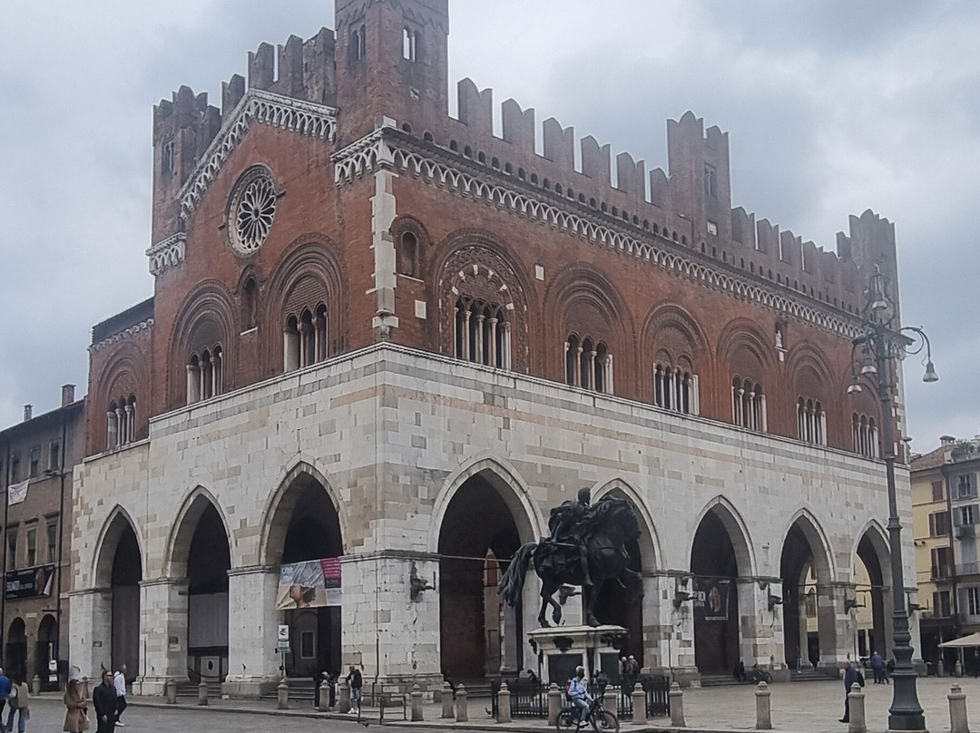 Piazza Cavalli-皮亚琴察必去景点