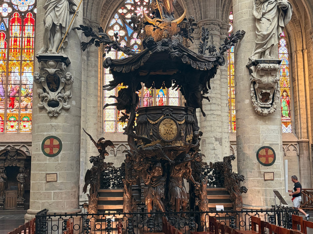 圣弥额尔圣古都勒主教座堂（Cathedrale St-Michel et Ste-Gudule）-布鲁塞尔必去景点