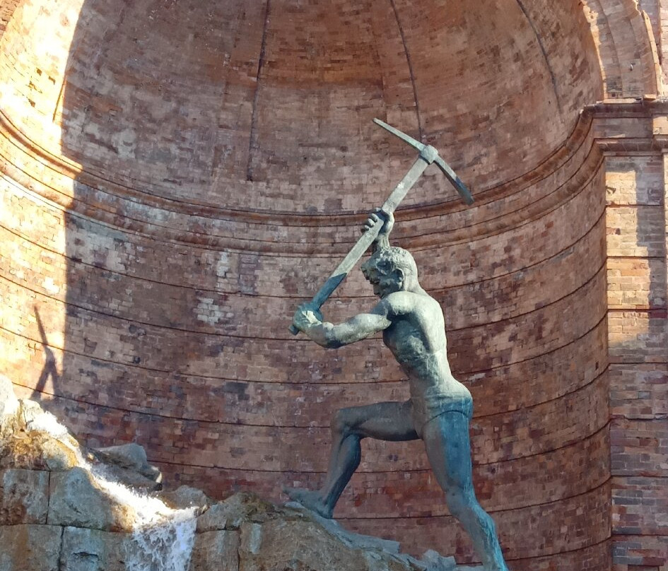 Statua del Cavatore-卡坦扎罗必去景点