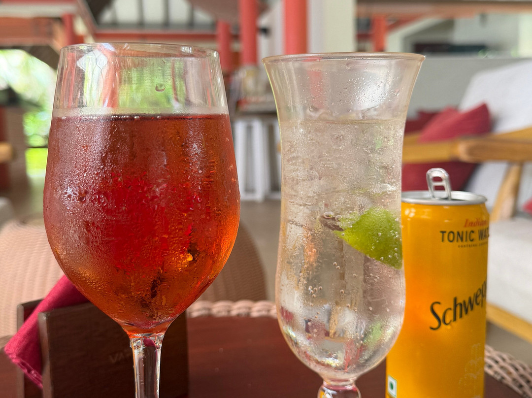 瓦露岛度假酒店主图