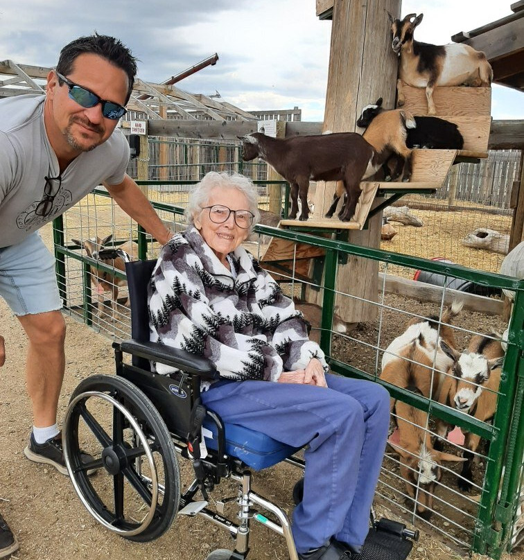Grotto Gardens Family Fun Farm景点图片