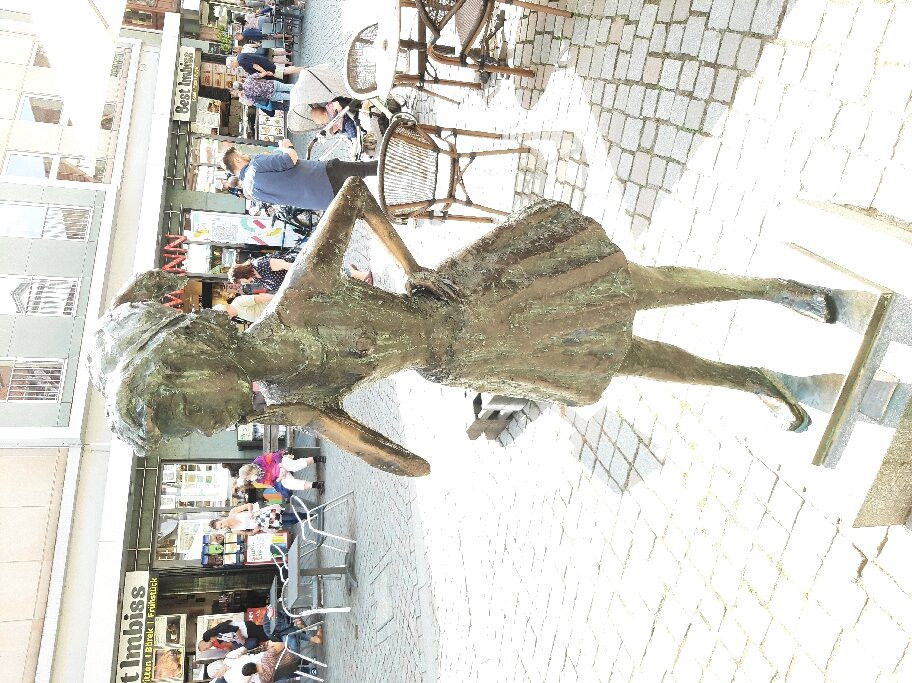 Skulptur Die Neugierige