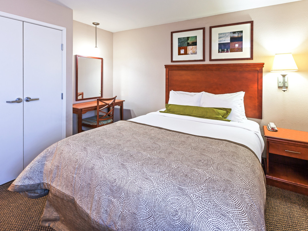 奥瓦索烛木套房酒店主图