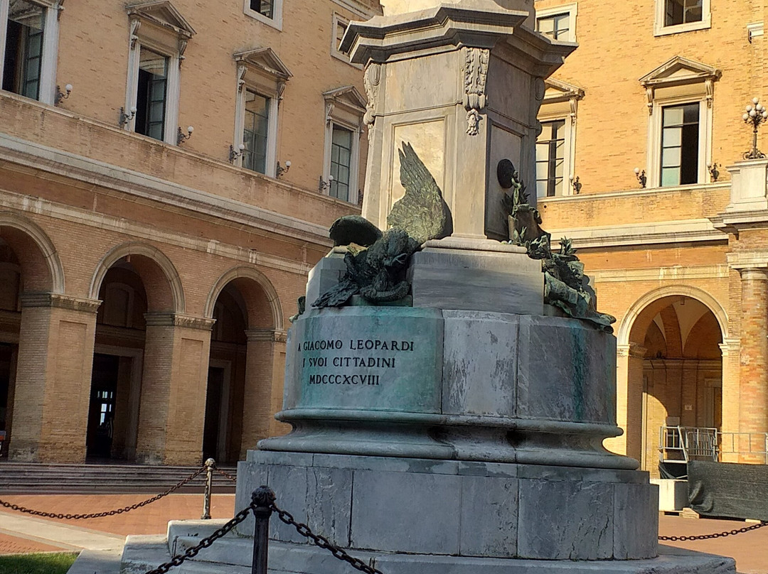 Piazza Giacomo Leopardi e Palazzo Comunale景点图片