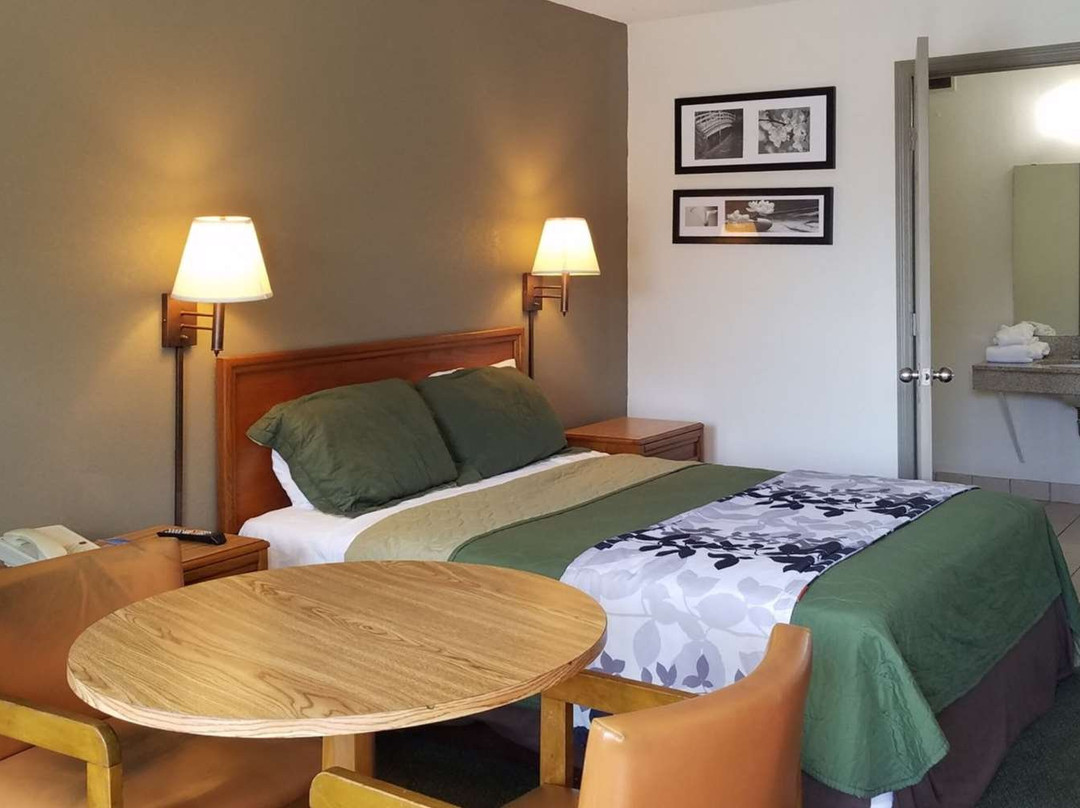 Travelers Inn & Suites主图