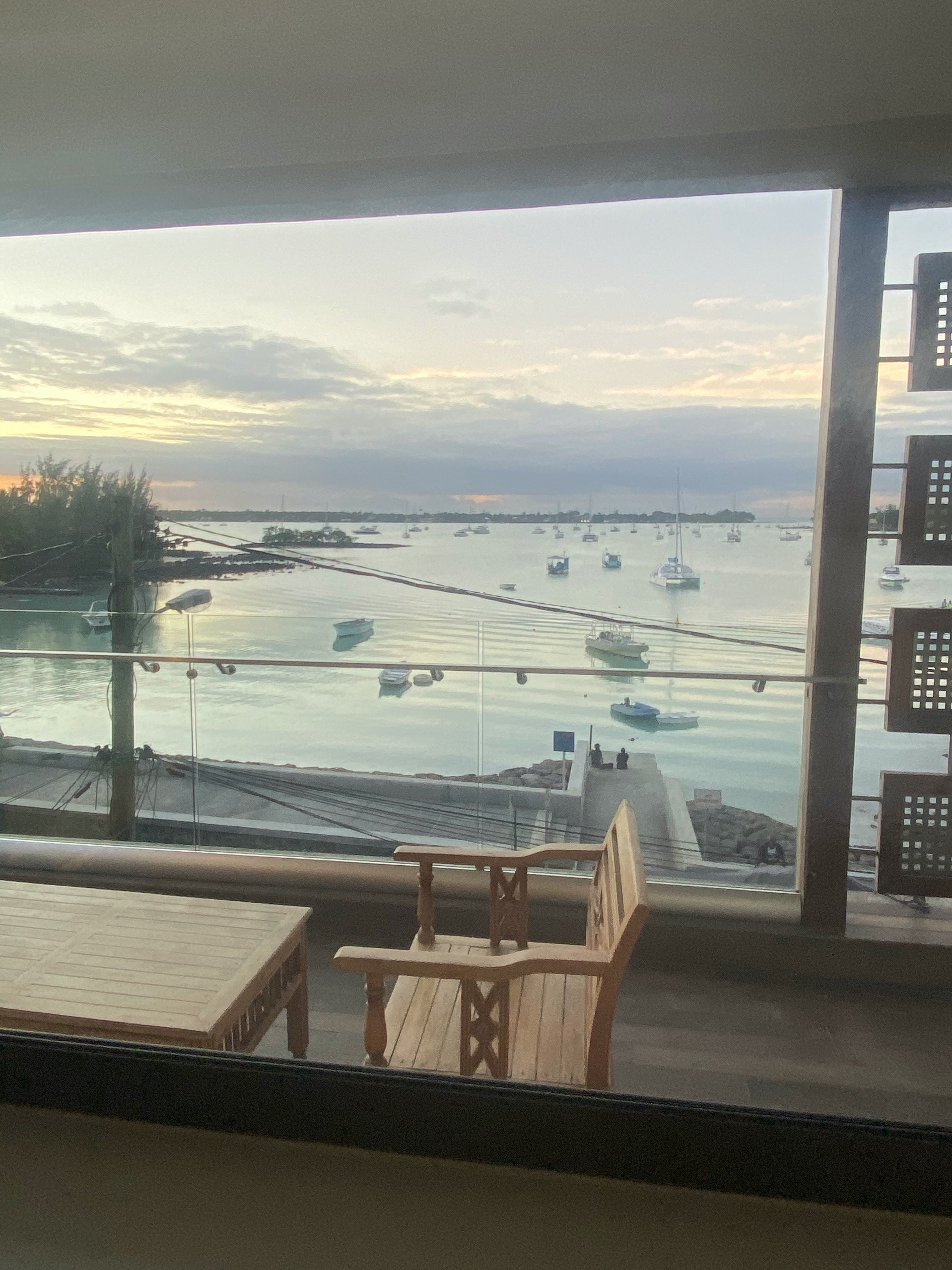 Azure Beach Seafront Hotel-官方