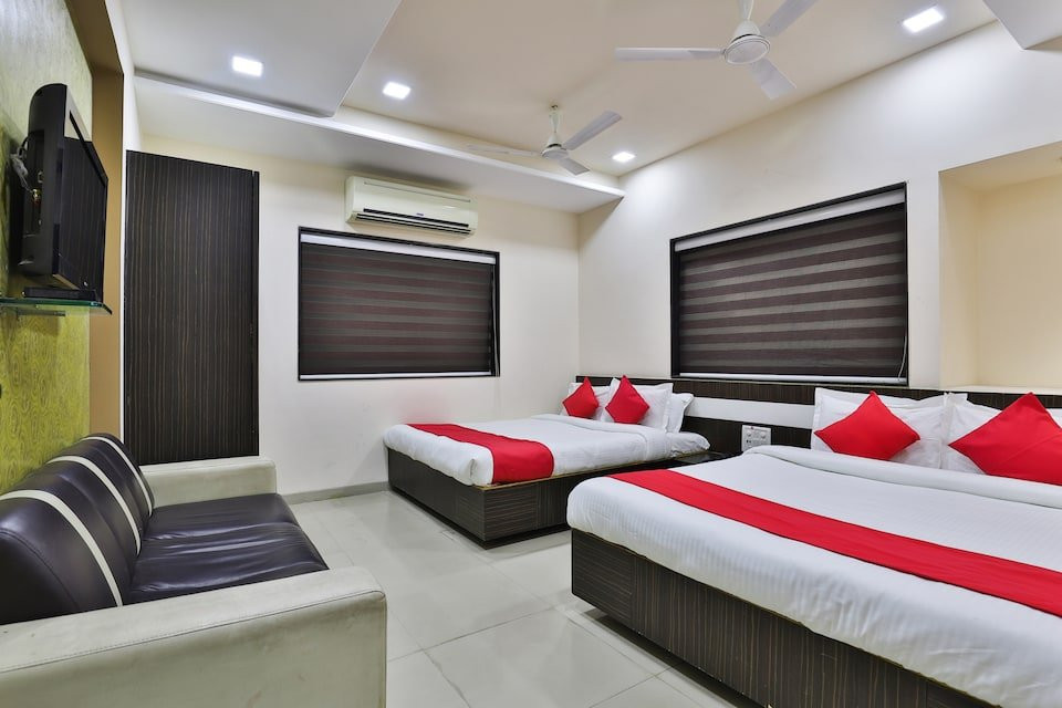 OYO 27662 Varma Palace主图