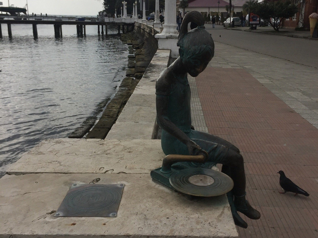 Sculpture Nika and Record Player-Sukhumi必去景点