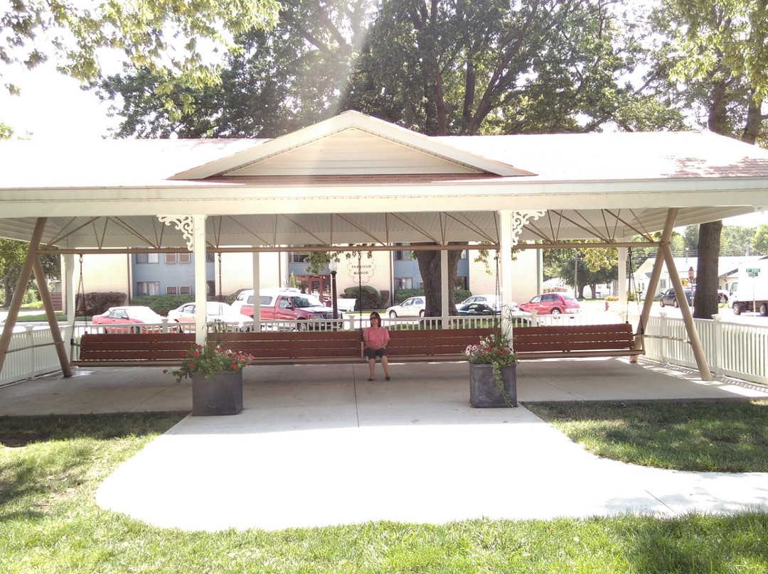 Hebron旅游景点-World's Largest Porch Swing