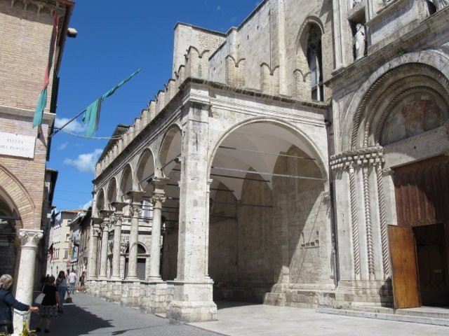 Loggia dei Mercanti景点图片