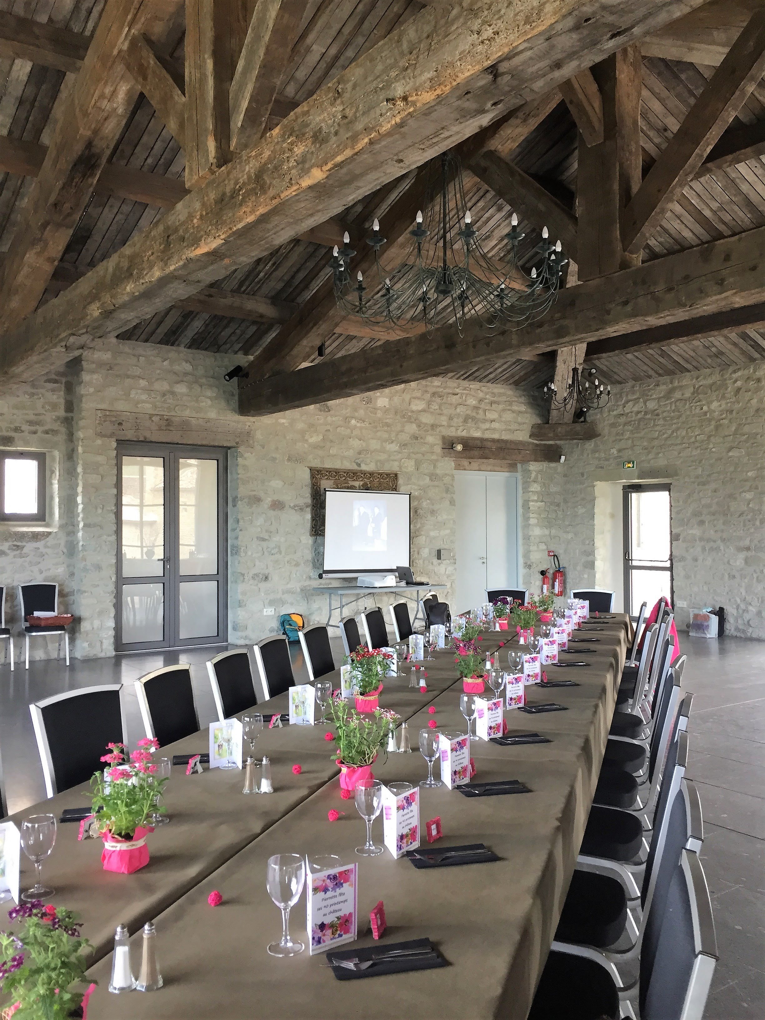 Hôtel Château du Poët-célard-餐饮