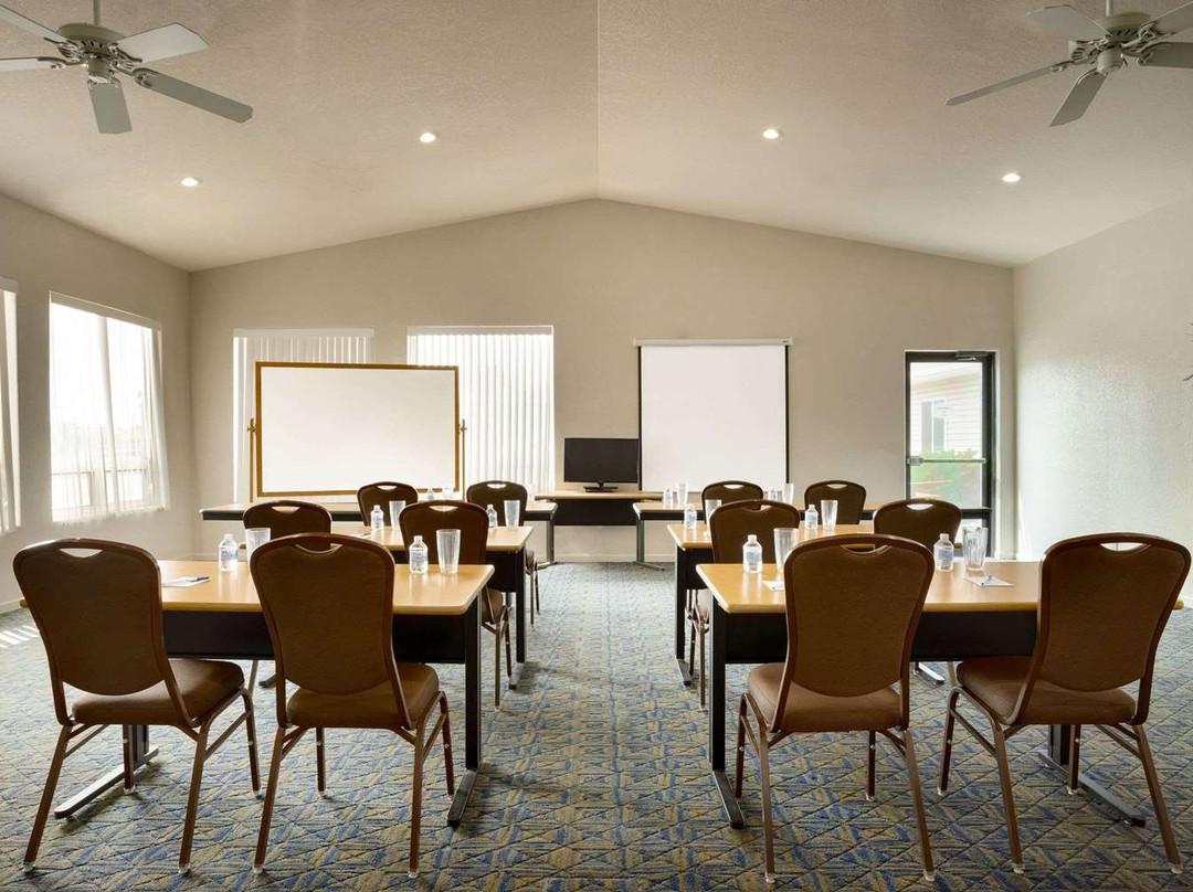 Travelodge by Wyndham Gillette主图