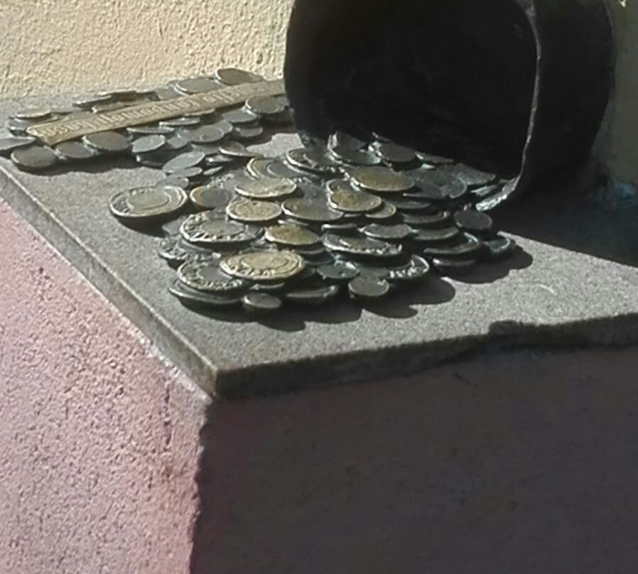 Sculpture The Pot with Money-克莱佩达必去景点