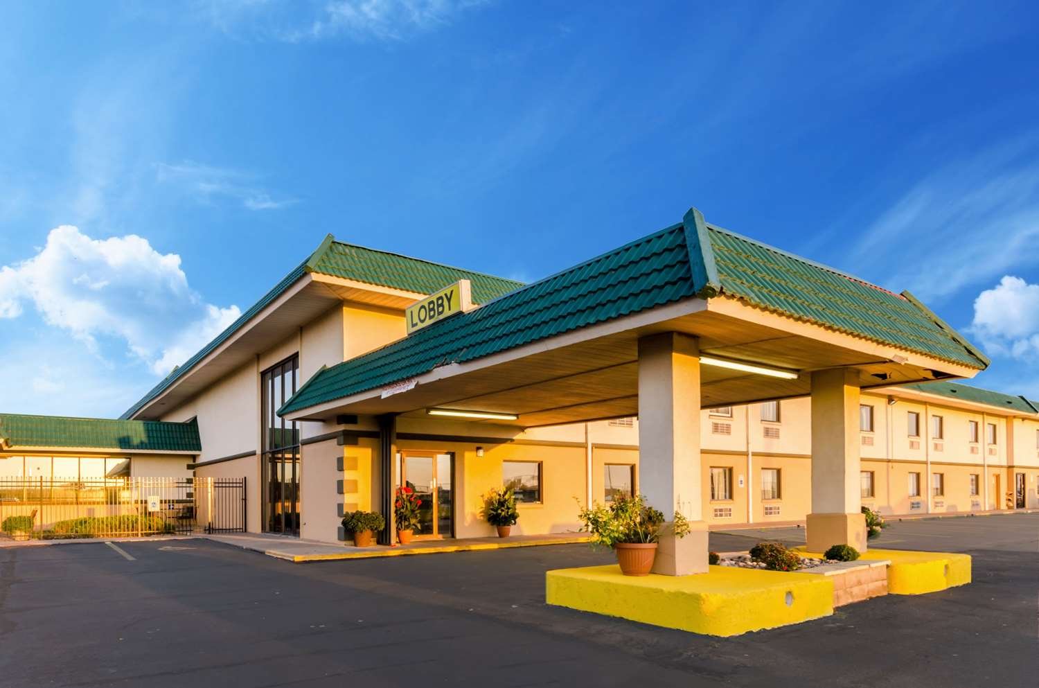 Sunflower Inn & Suites-官方
