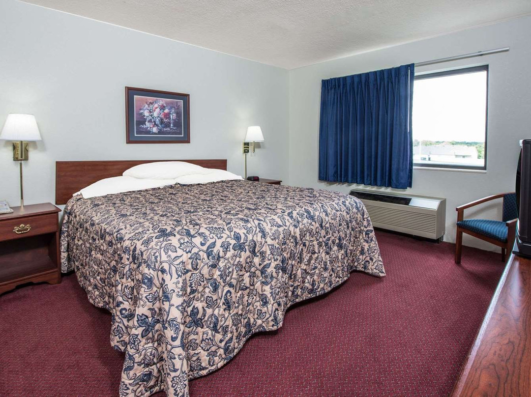 Super 8 by Wyndham Waterloo主图