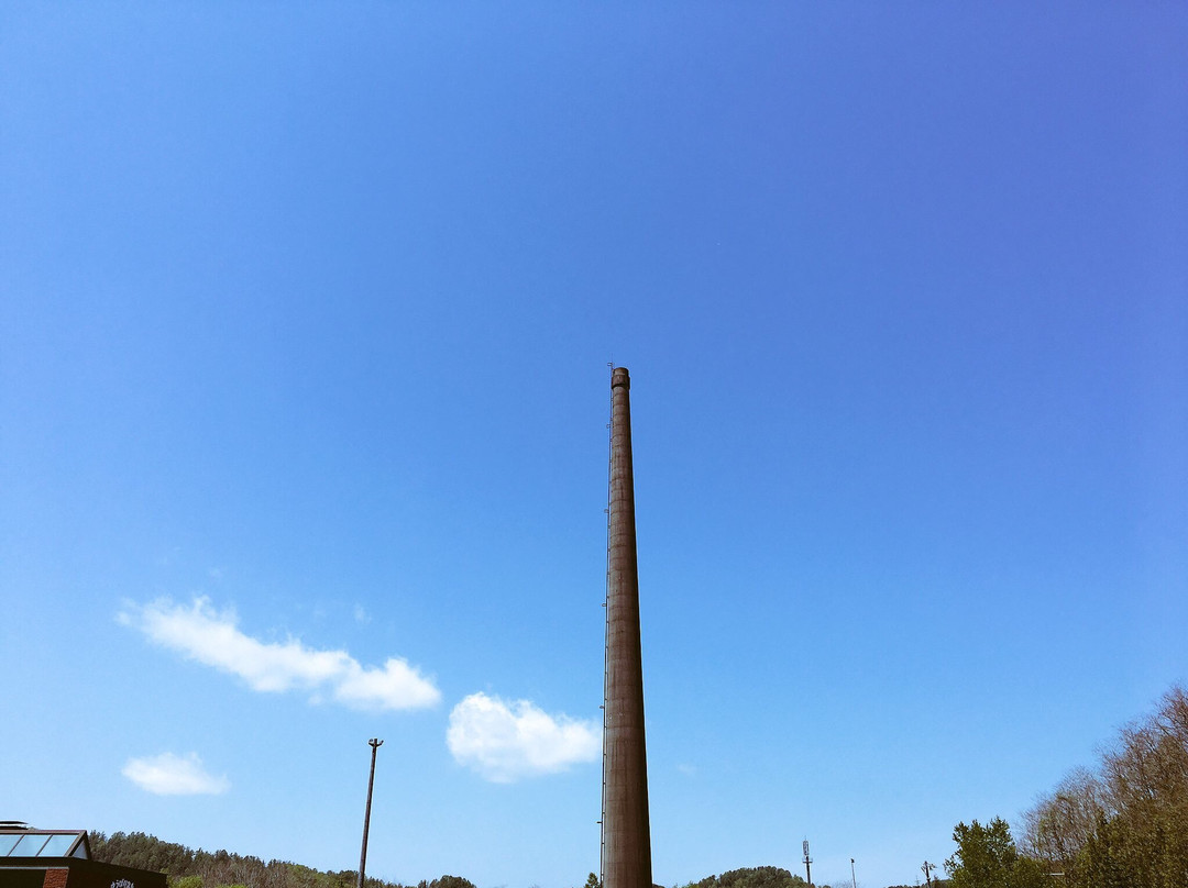 Giant Chimney of Old Hokutan Kasei Industrial Plant景点图片