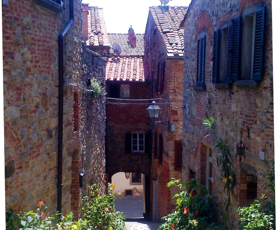 Piazza del Tribunale-Lucignano必去景点