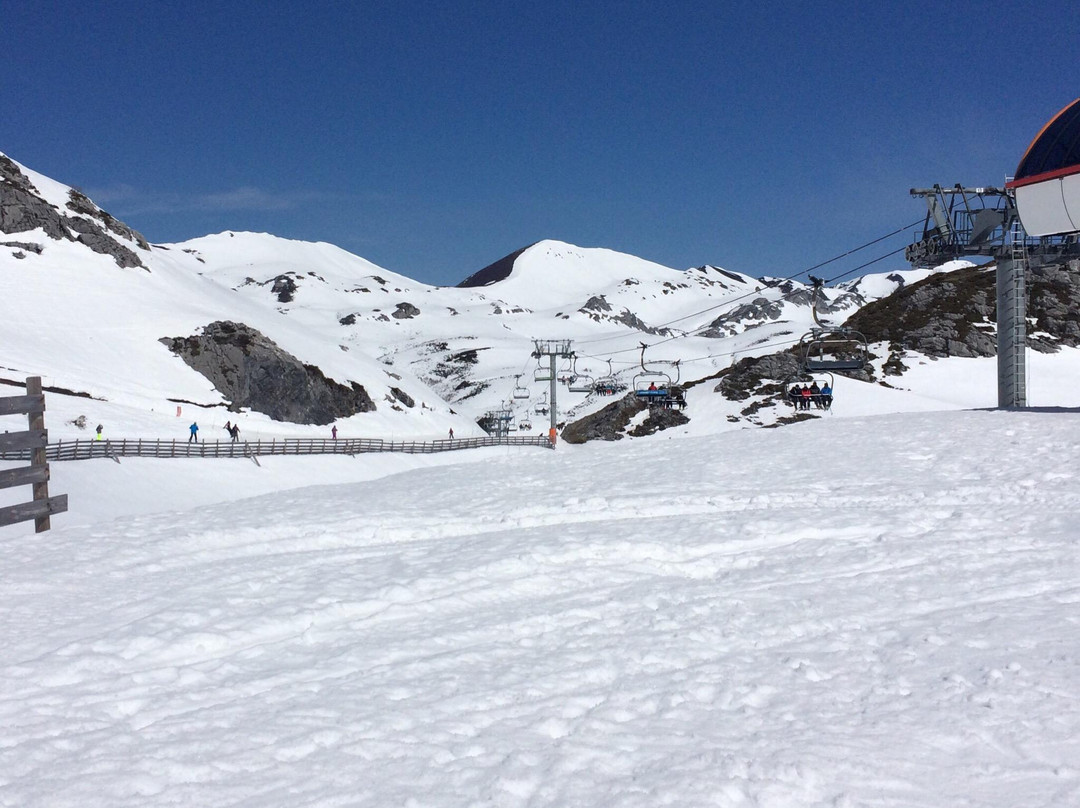 Escuela Espanola de Esqui y Snowboard Fuentes de Invierno景点图片