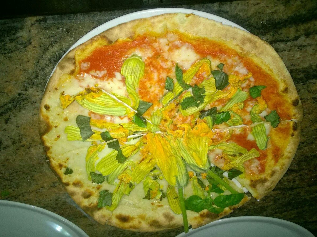 Chiaramonti餐馆和美食-Trattoria Pizzeria la Freccia Gialla