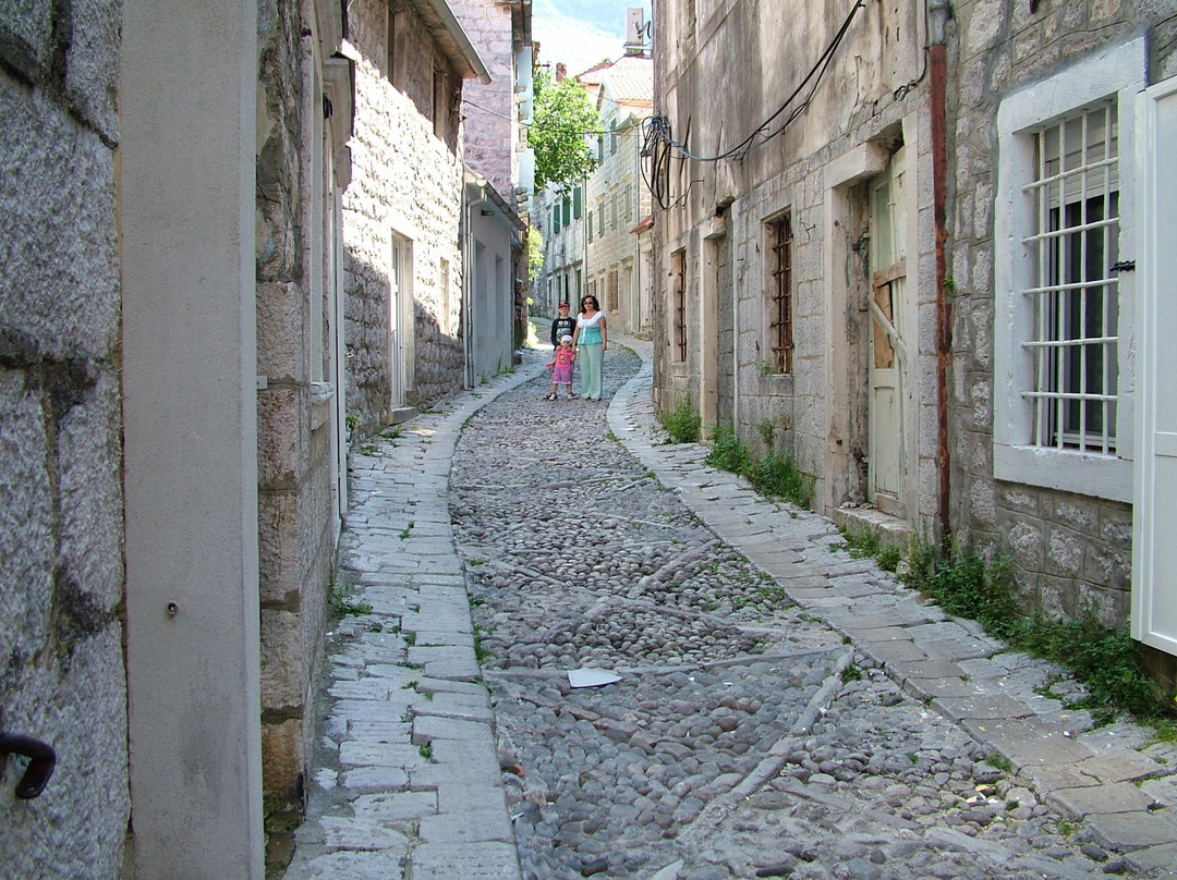 Gabela Street-Risan必去景点