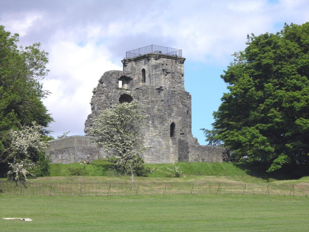 Crookston Castle景点图片