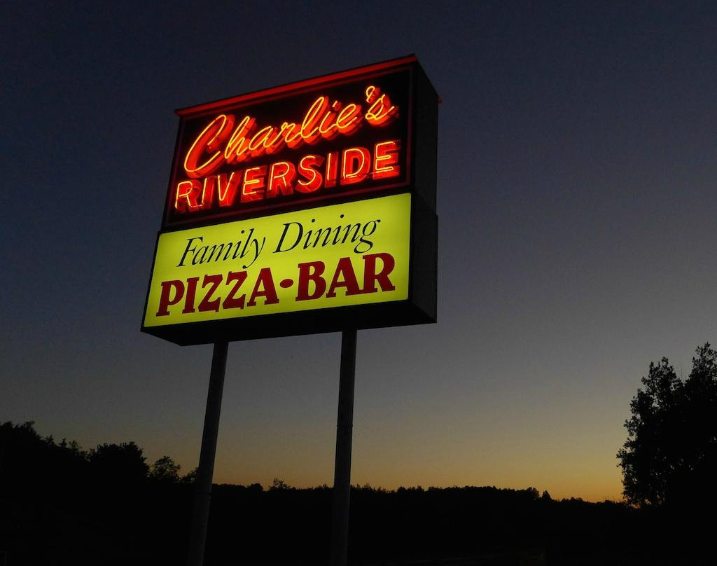 South Range餐馆和美食-Rapids Riverside Bar and Grill