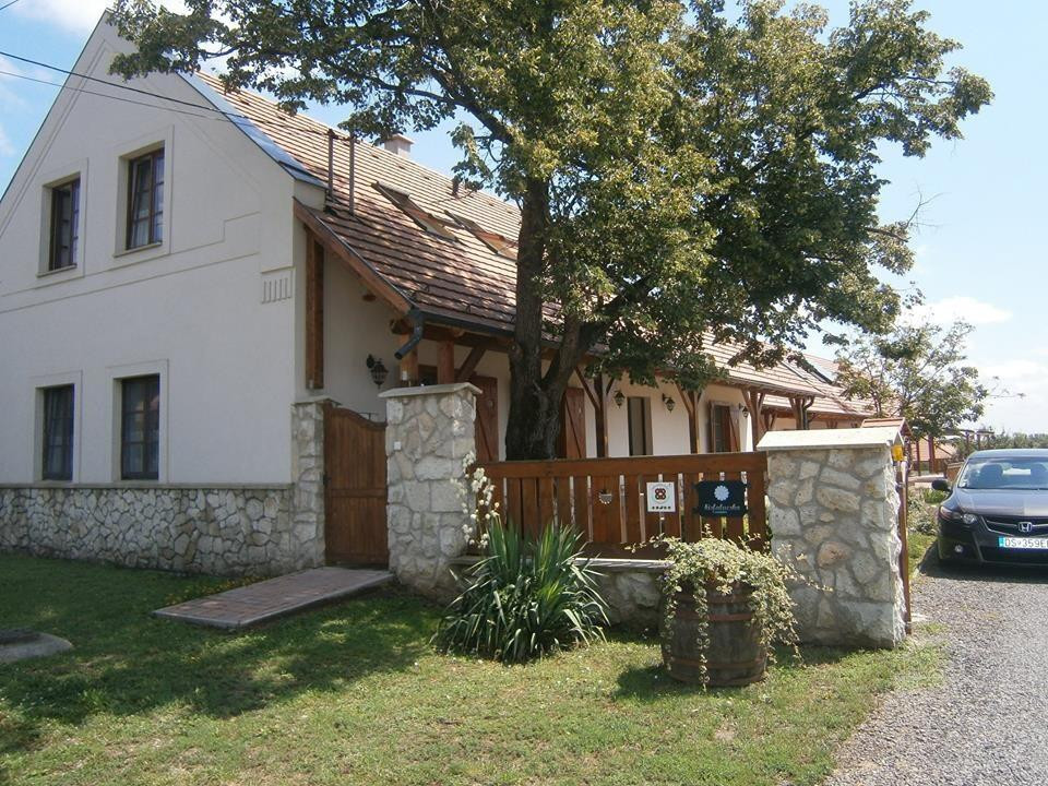 Kisfalucska Guest House