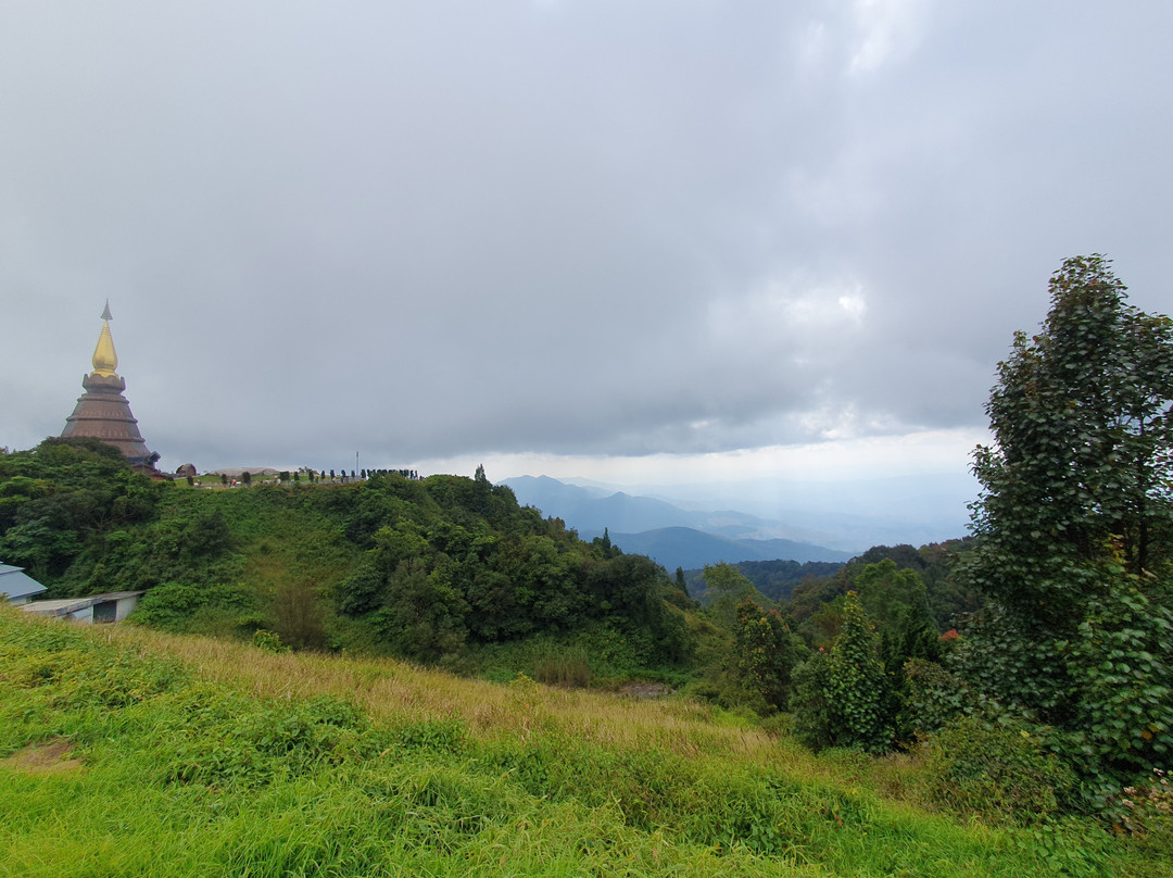 Twin Royal Stupas (Phra Maha Dhatu Nabha Metaneedol and Nabhapol Bhumisiri-宗通必去景点
