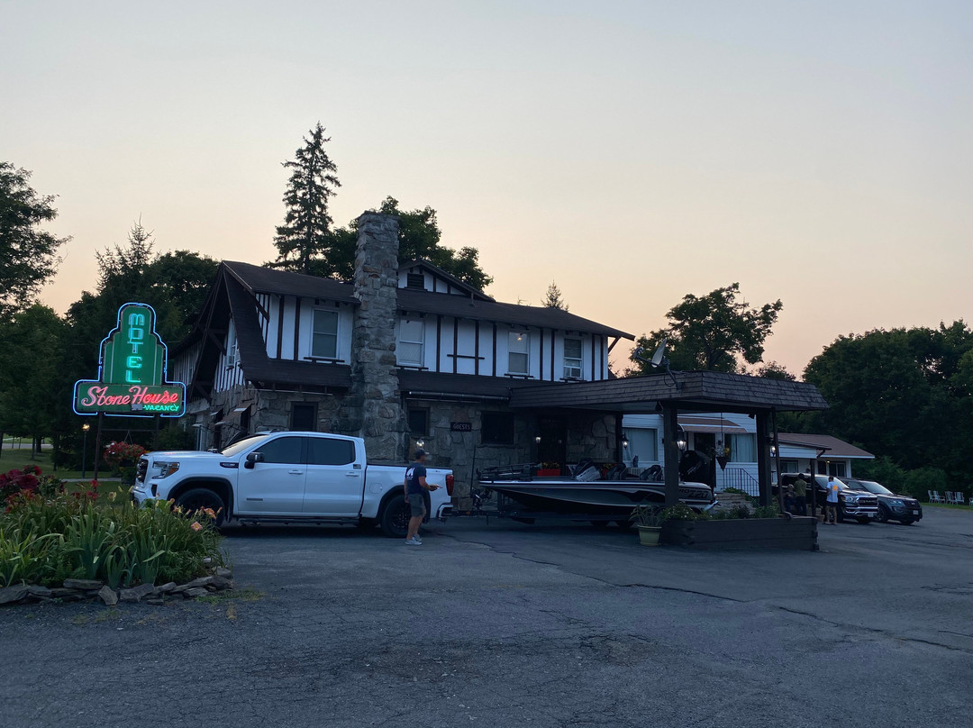 The Stone House Motel主图