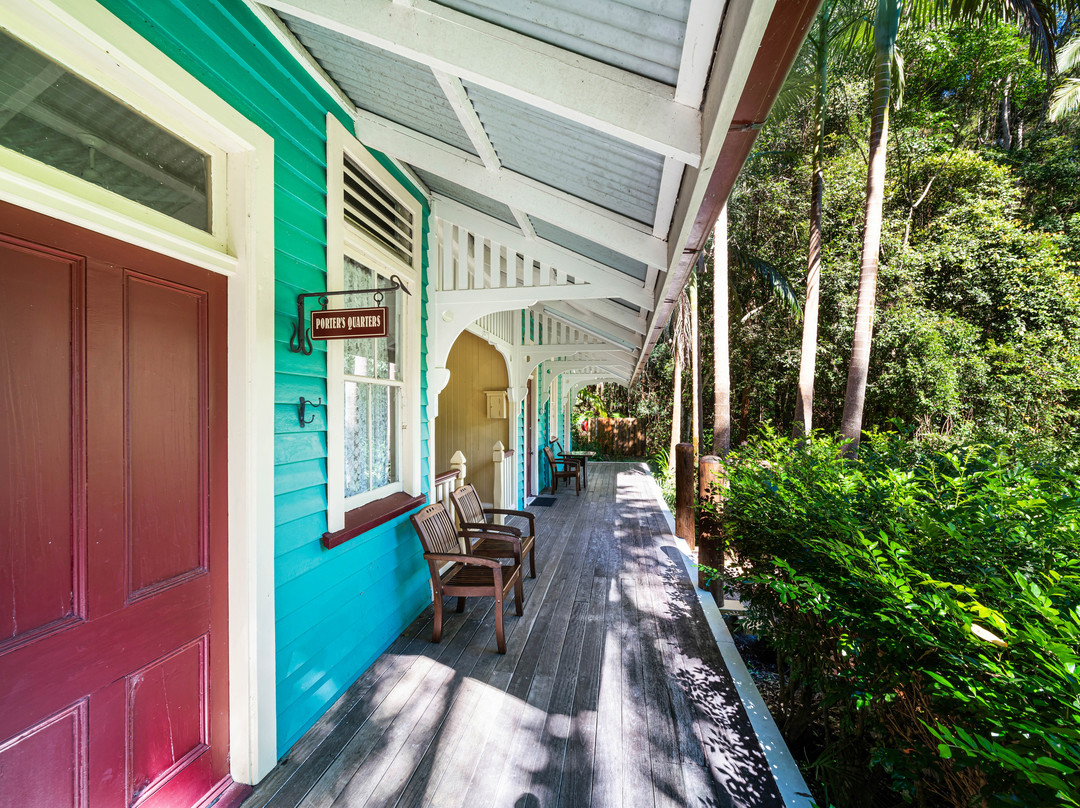 Secrets On The Lake主图