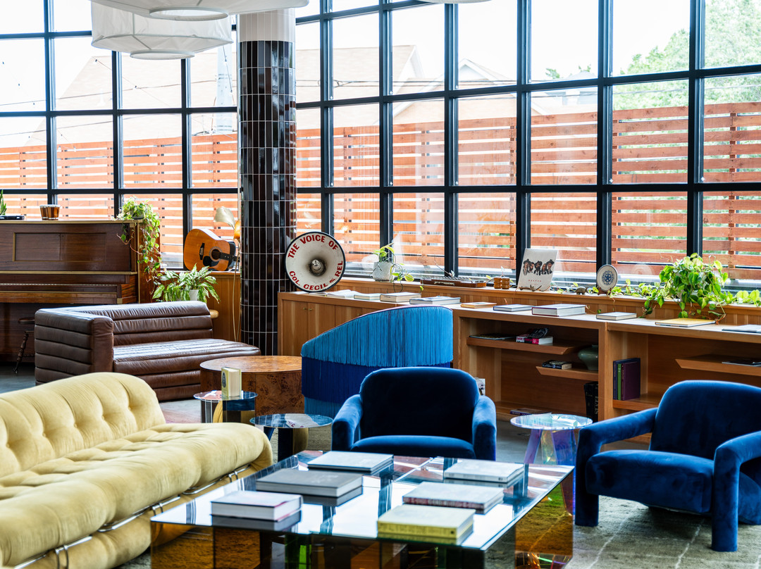 Waymore's Guest House And Casual Club