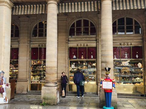 法国国旗-巴黎必去景点