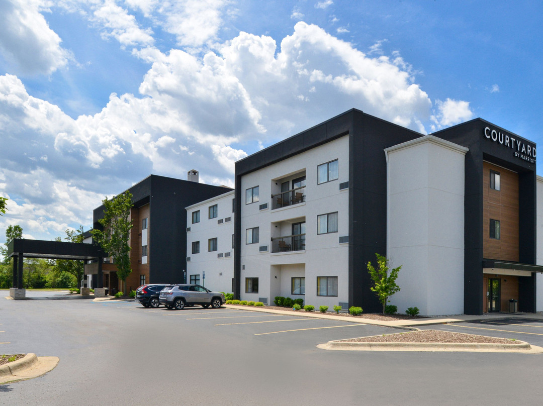 底特律尤蒂卡万怡酒店主图