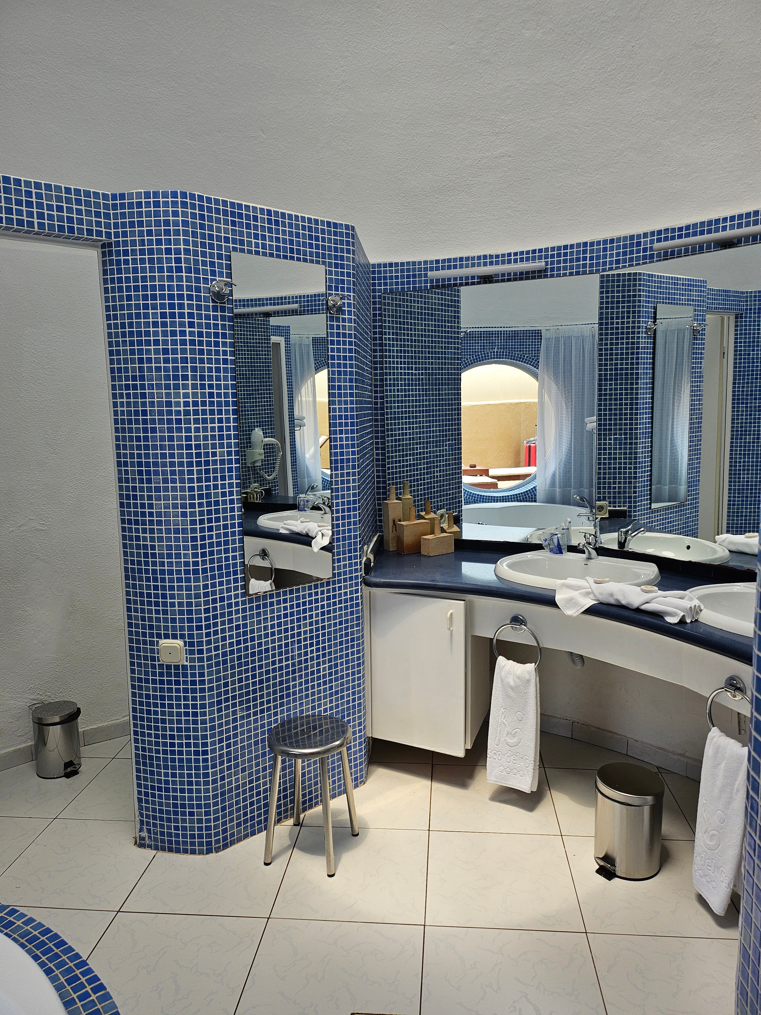 Hotel LIVVO Risco Del Gato Suites-浴室