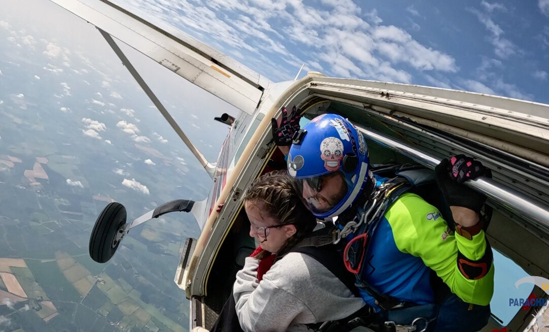 UK Parachuting景点图片
