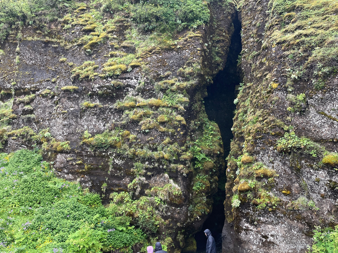 Gljufrabui Waterfalls-霍尔斯沃德吕尔镇必去景点