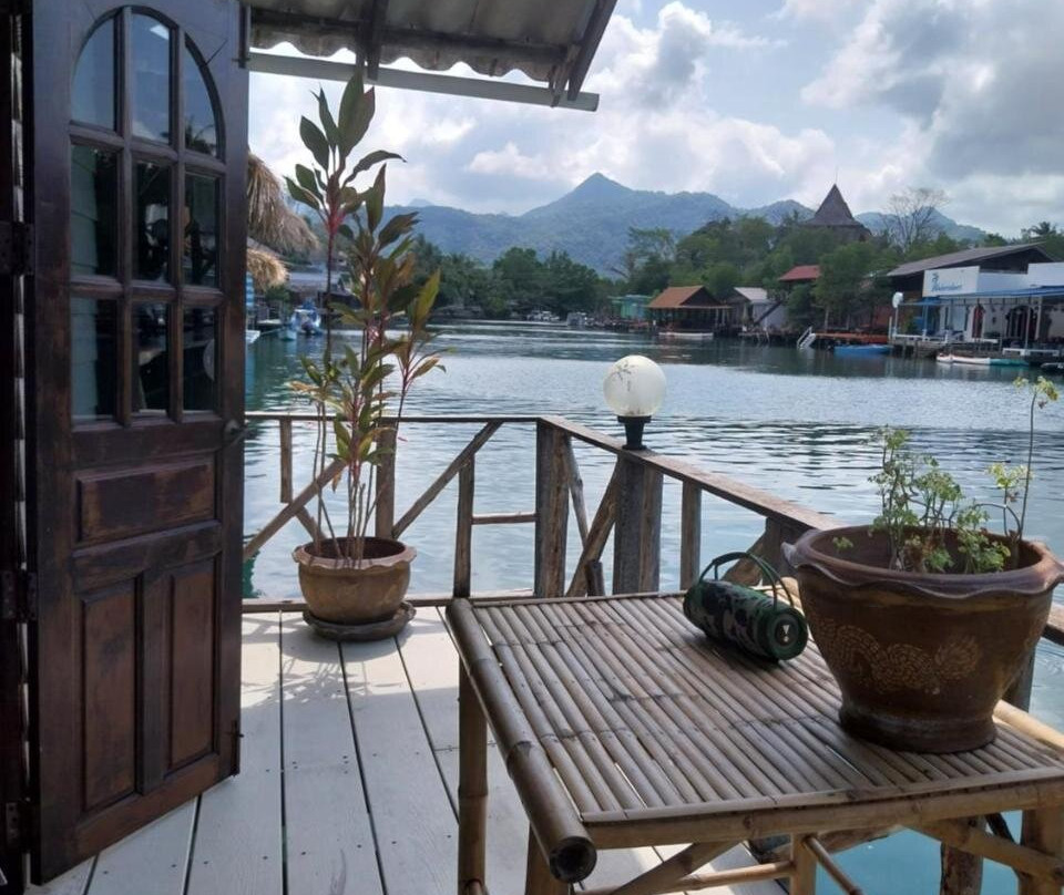 Jonnie's Riverside Resort