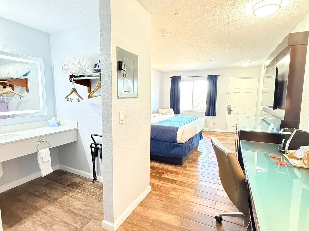 Lantern Inn & Suites主图