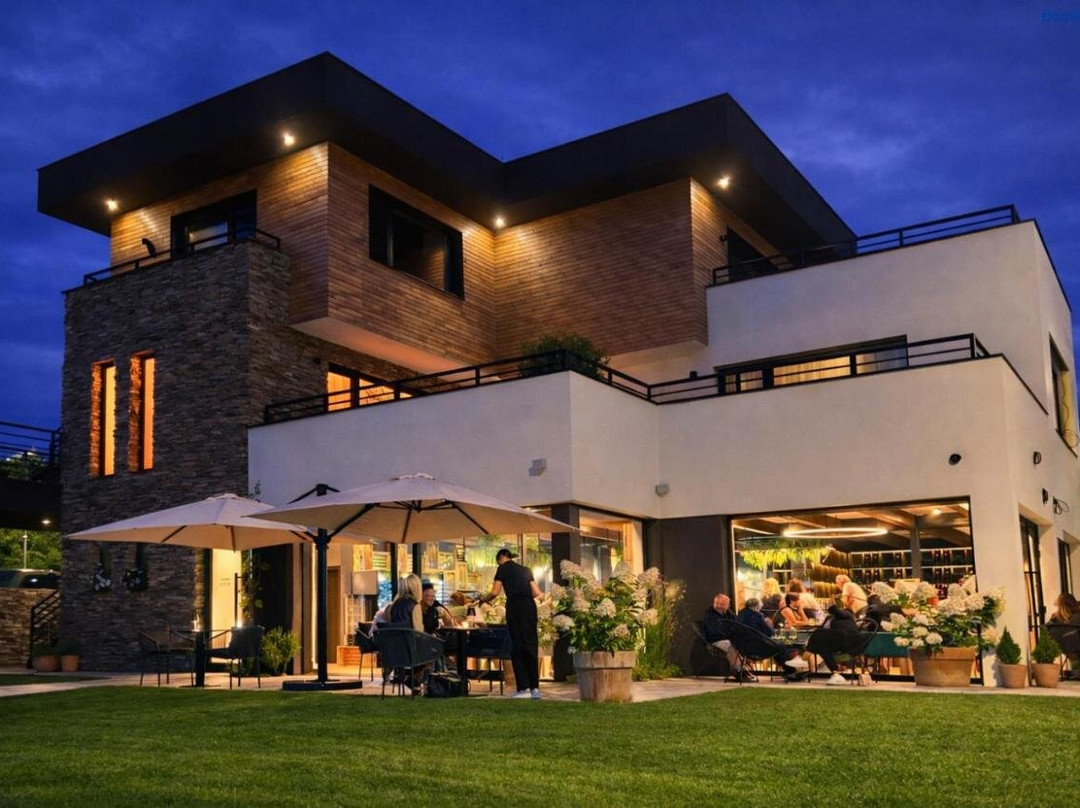 Pinot Noir Apartments & Wine Bar