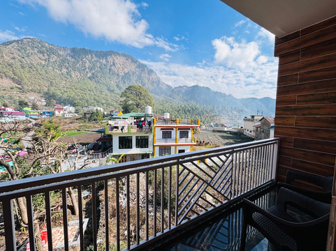 Golden Oak By The Lake Hill