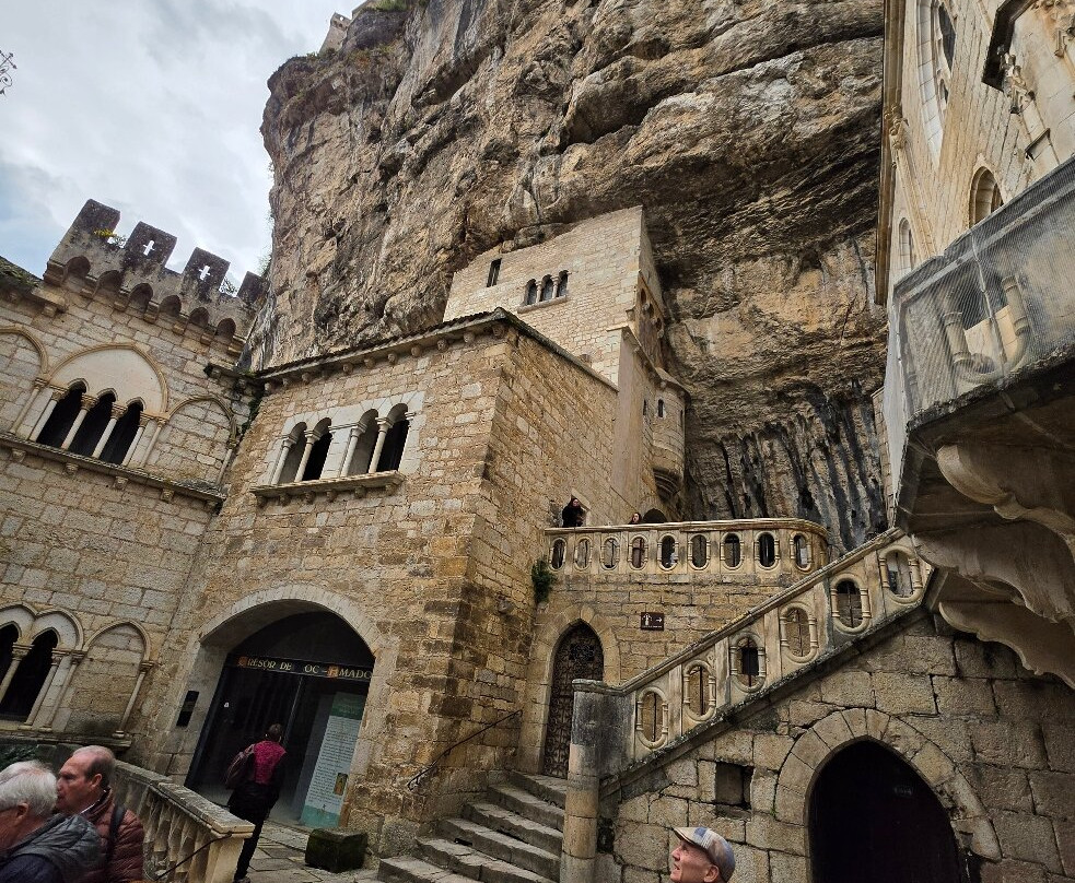 Basilique St-Sauveur-罗卡马杜尔必去景点