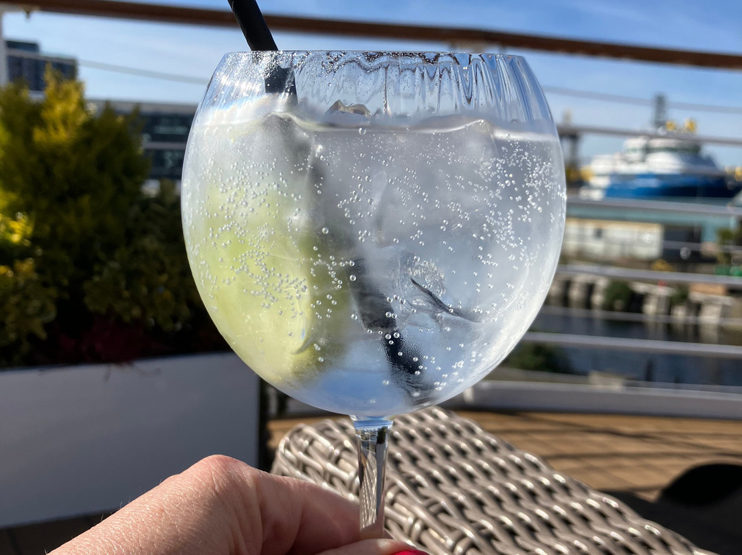 芬戈 - 华丽漂浮酒店主图
