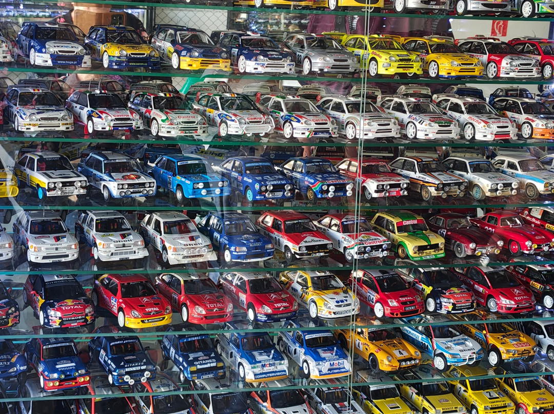 Double Red Cars Museum-Brezno必去景点