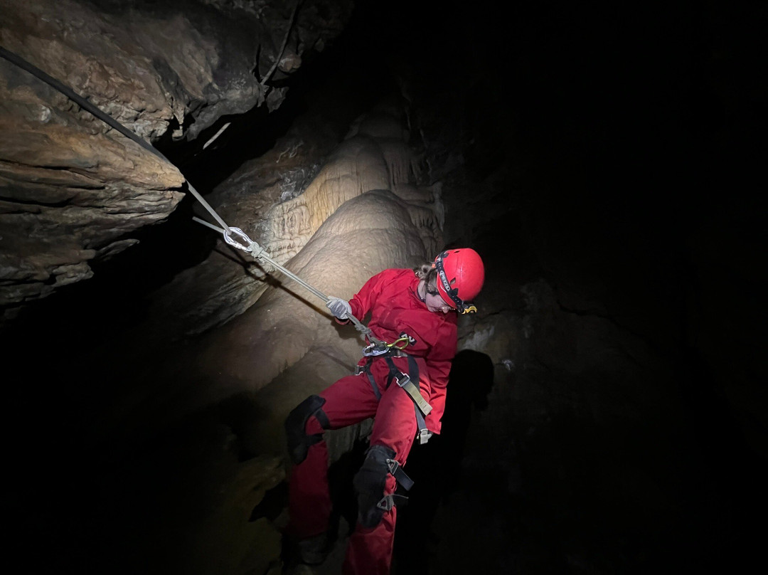 Horne Lake Caves Provincial Park-魁利克姆海滩必去景点